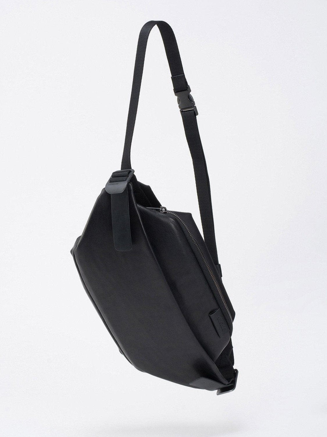 Isarau M Alias Leather Black