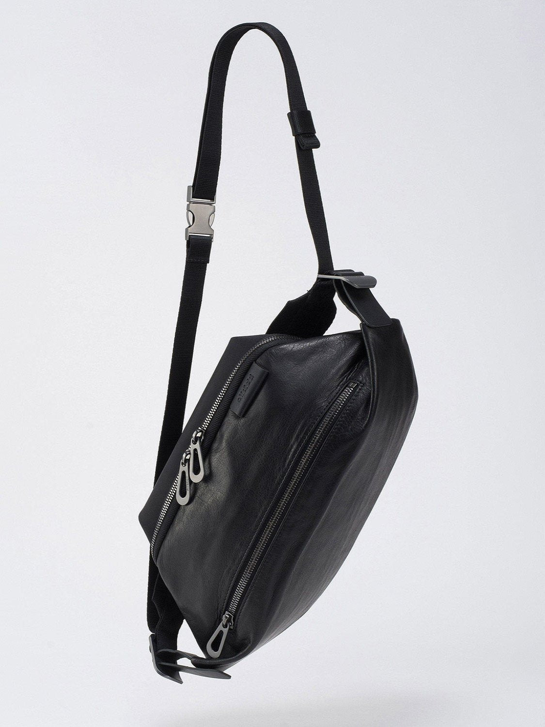 Isarau M Alias Leather Black