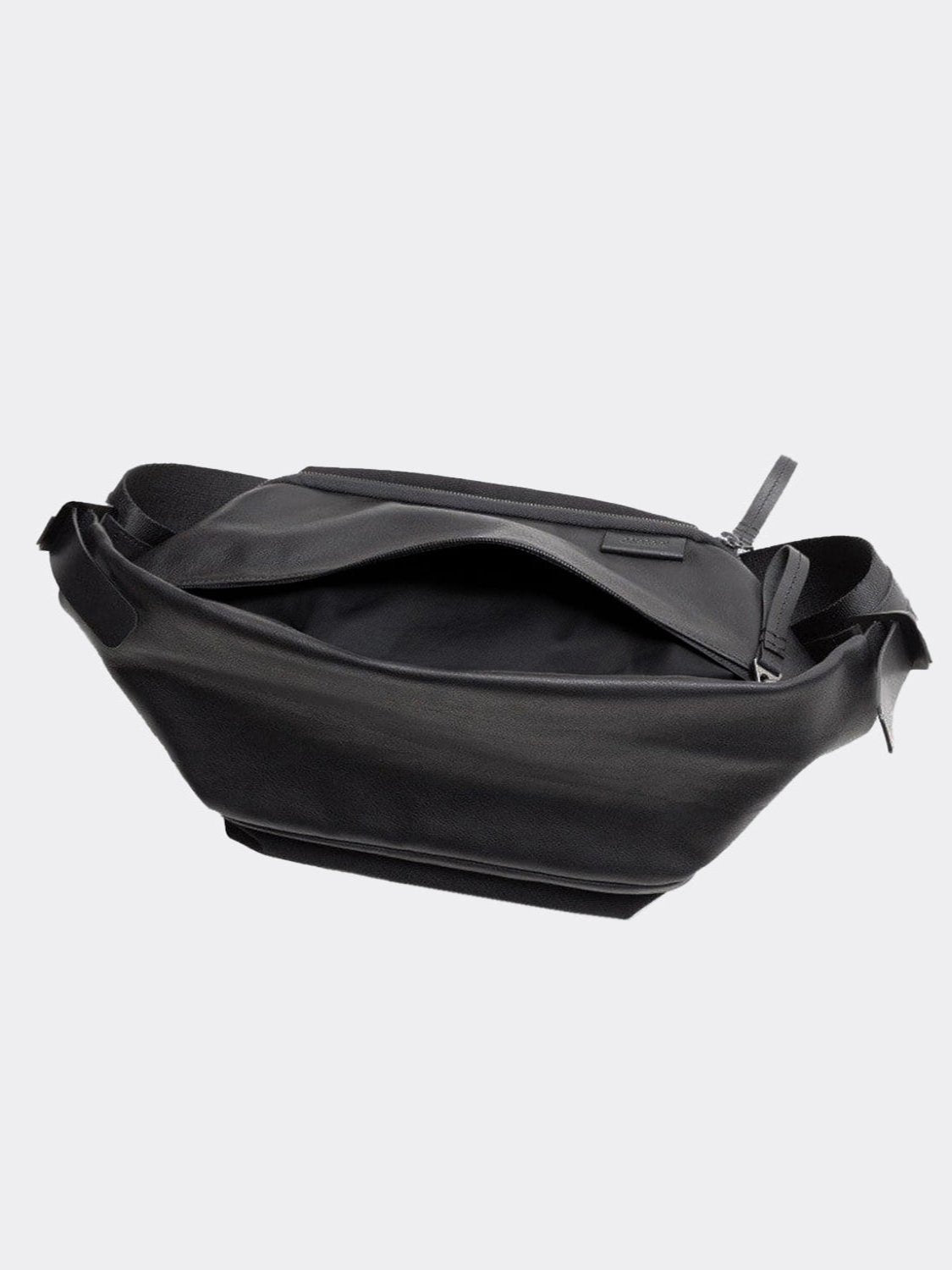 Isarau M Alias Leather Black