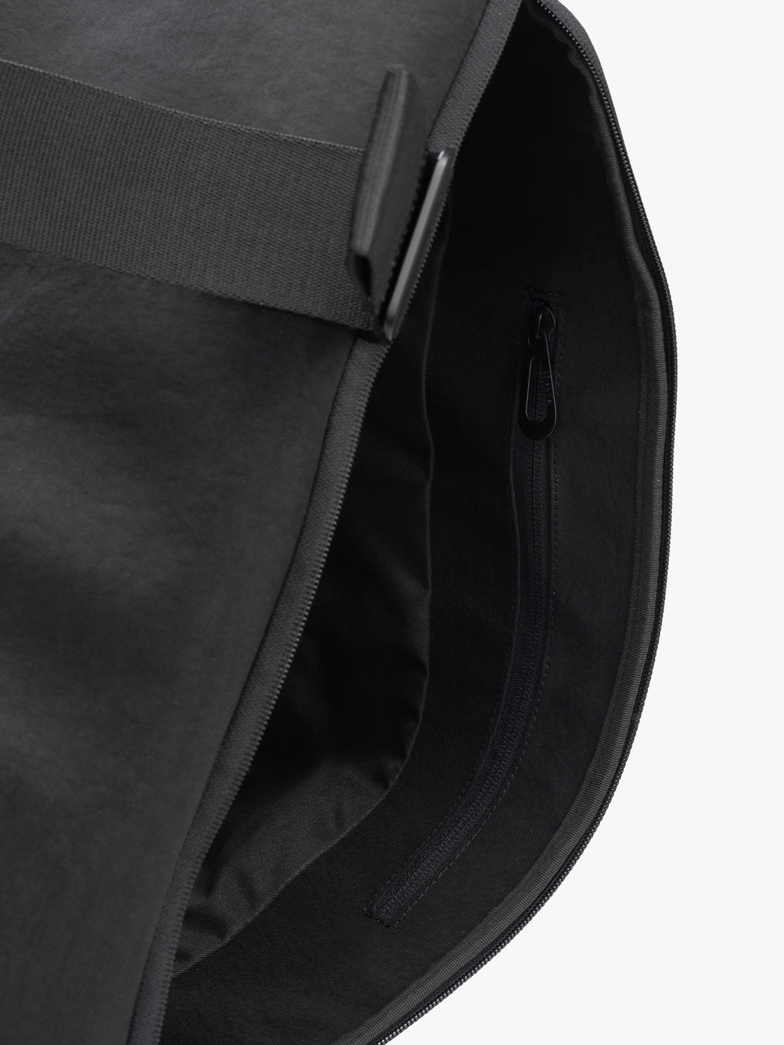 Isar M Round Carbon Black