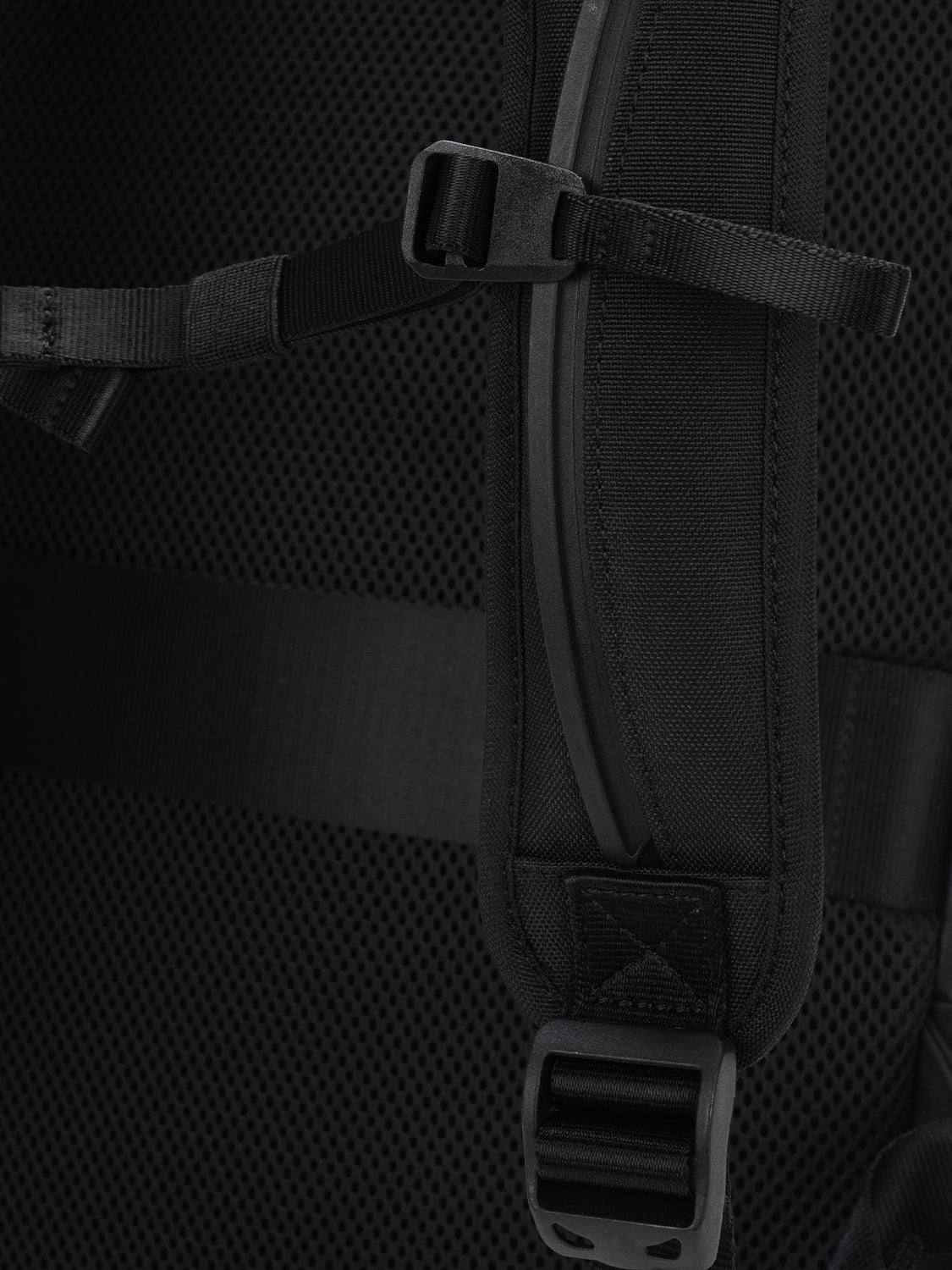 Saru Sleek Black