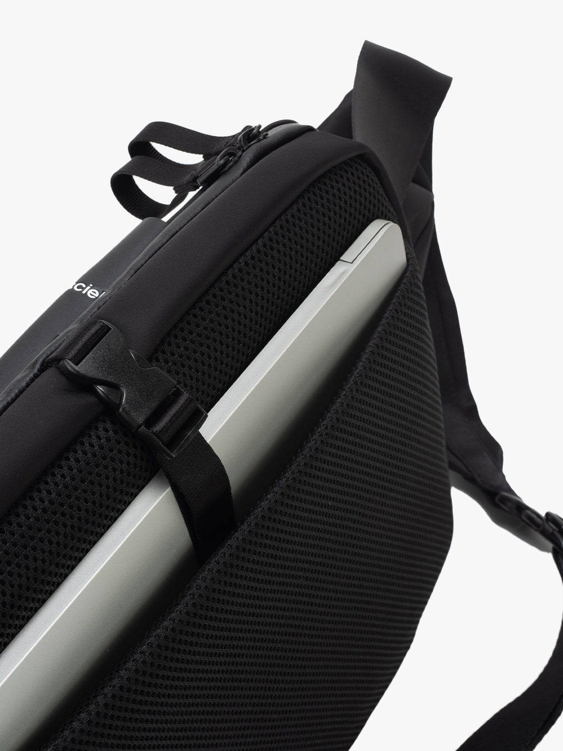 Isarau L Sleek Black