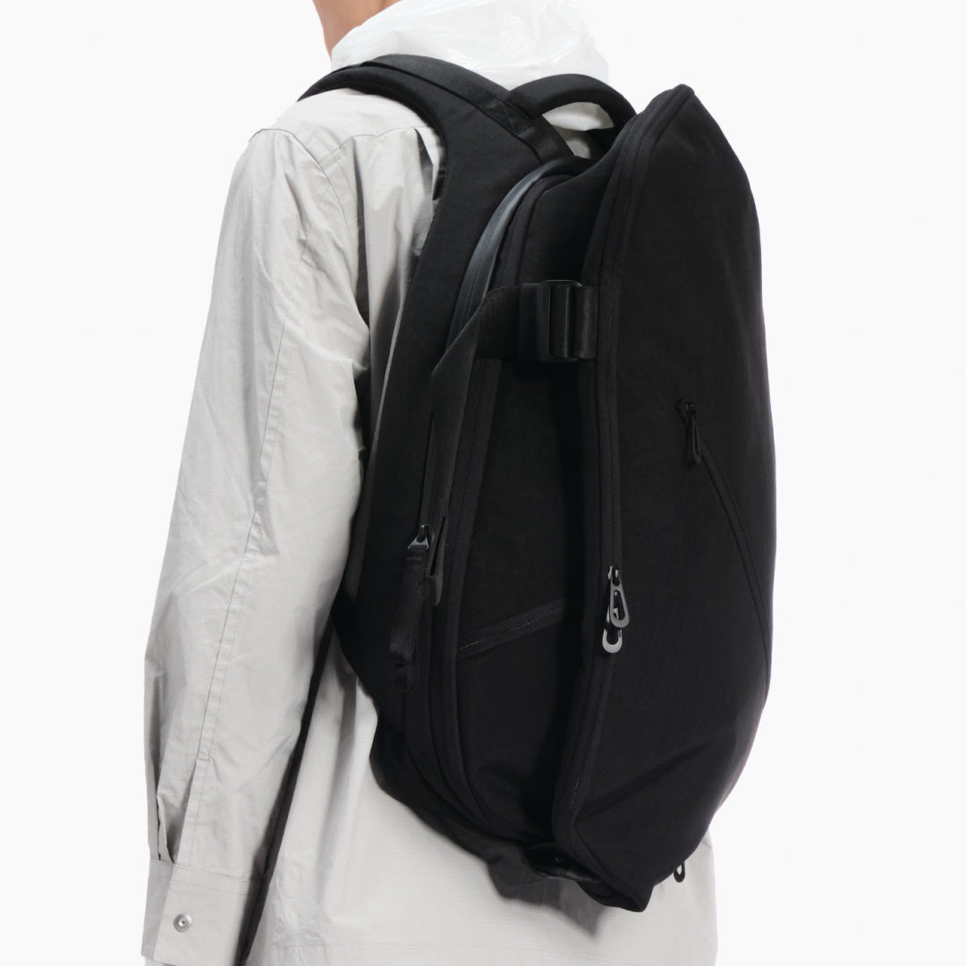 Isar M Round Carbon Black