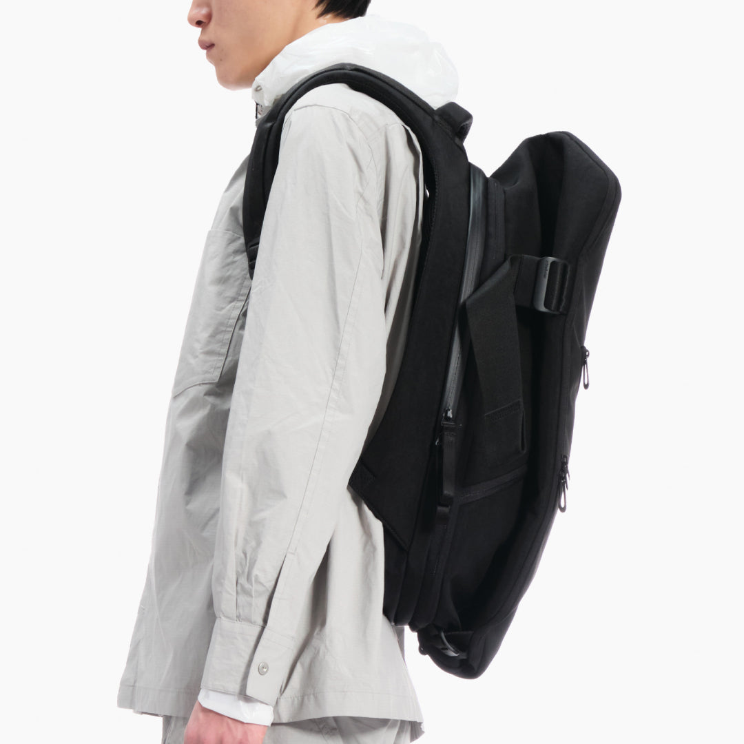 Isar M Round Carbon Black