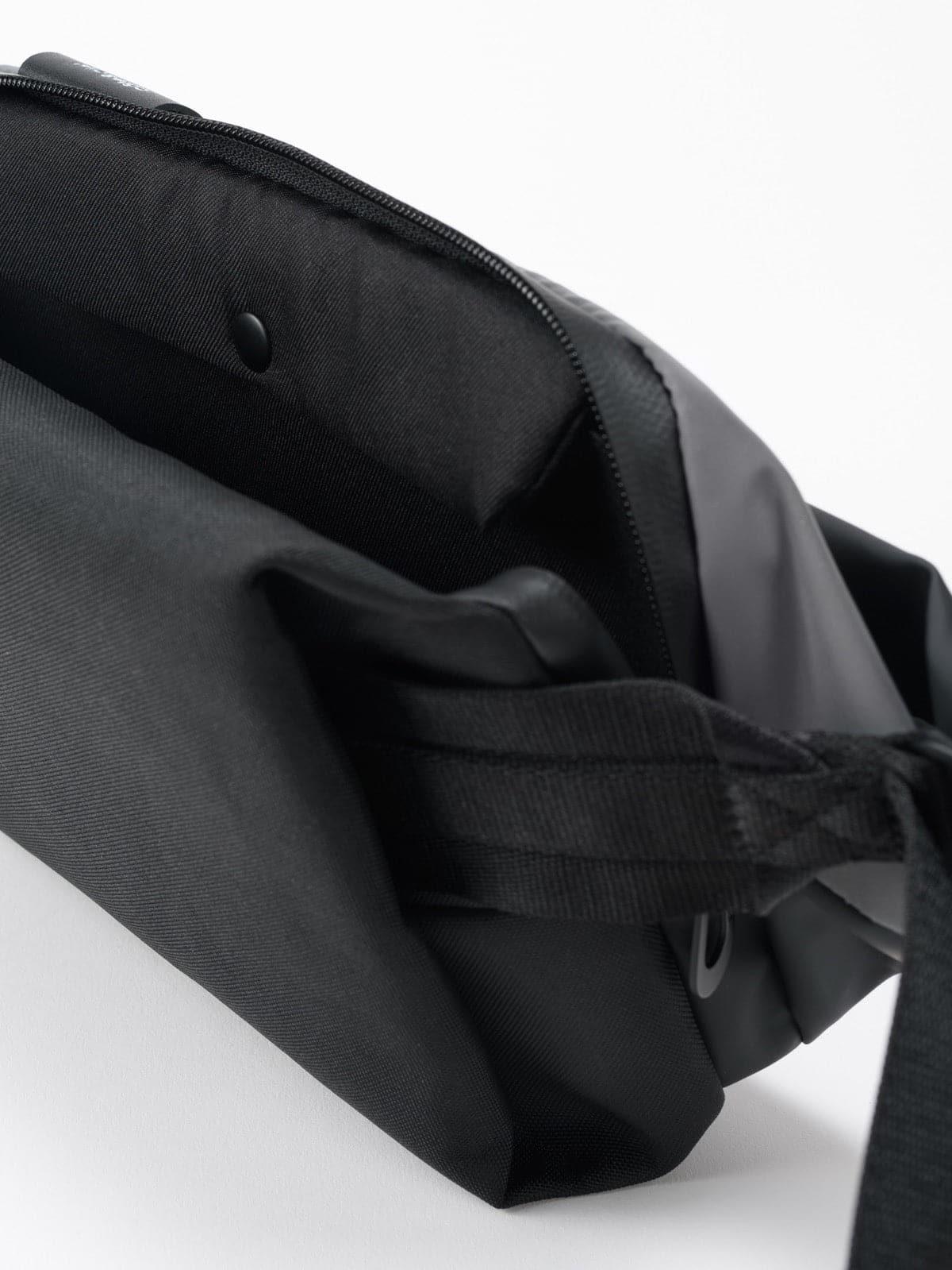 Isarau S Reflective Black